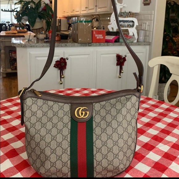 Authentic Gucci GG Supreme crossbody / shoulder bag
